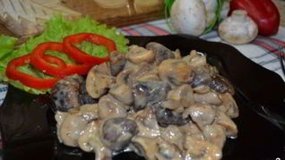 Куриные сердечки с шампиньонами в сметане