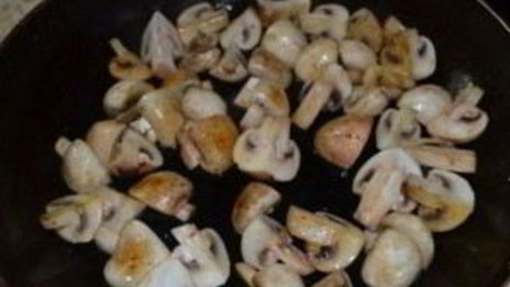 куриные сердечки с шампиньонами в сметане