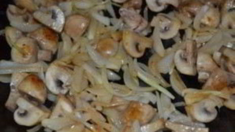 куриные сердечки с шампиньонами в сметане