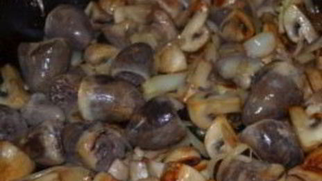 куриные сердечки с шампиньонами в сметане