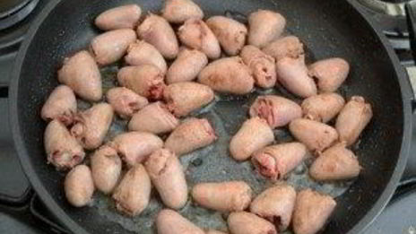 куриные сердечки, тушеные в сметане