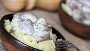 Куриные сердечки в сырном соусе