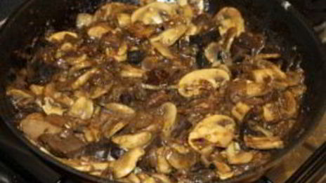 курица, фаршированная овощами, в духовке