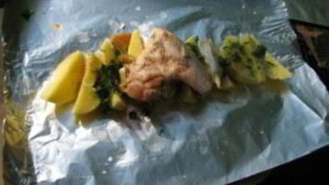 курица на костре в фольге