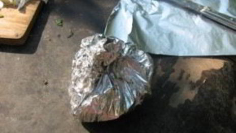 курица на костре в фольге