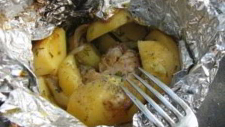 курица на костре в фольге