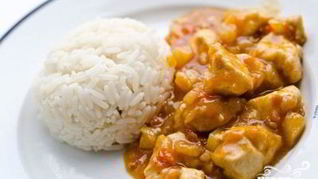 Курица с ананасами на сковороде