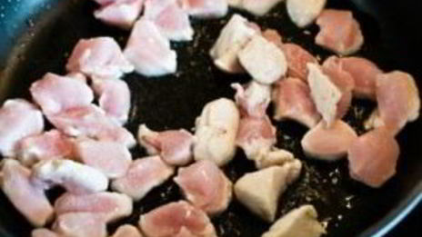 курица с ананасами на сковороде