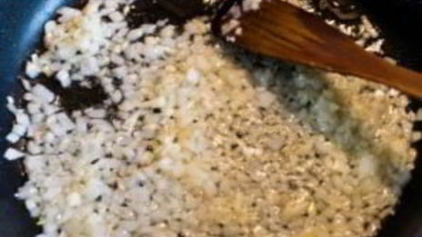 курица с ананасами на сковороде