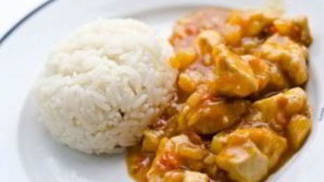 курица с ананасами на сковороде