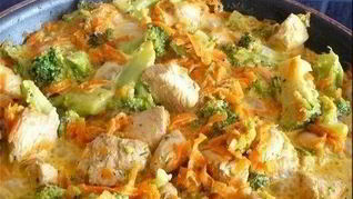 Курица с морковкой и брокколи, тушеная в сливках