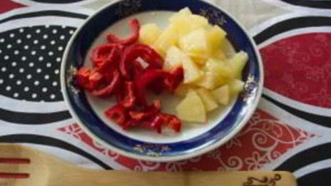 курица с овощами и ананасами