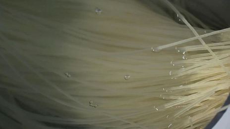 курица с рисовой лапшой