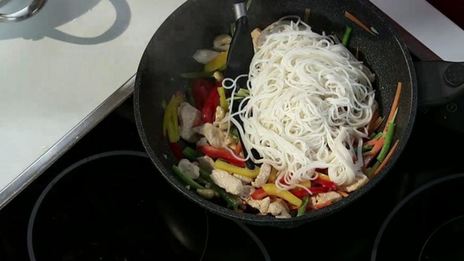 курица с рисовой лапшой