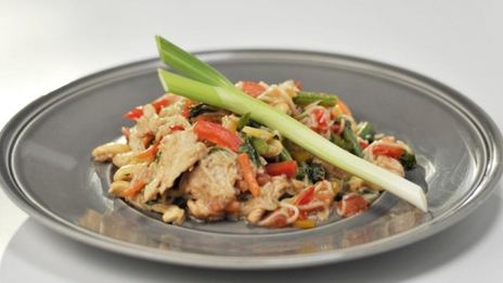 курица с рисовой лапшой