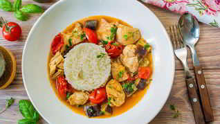 Курица в овощном соусе с баклажанами