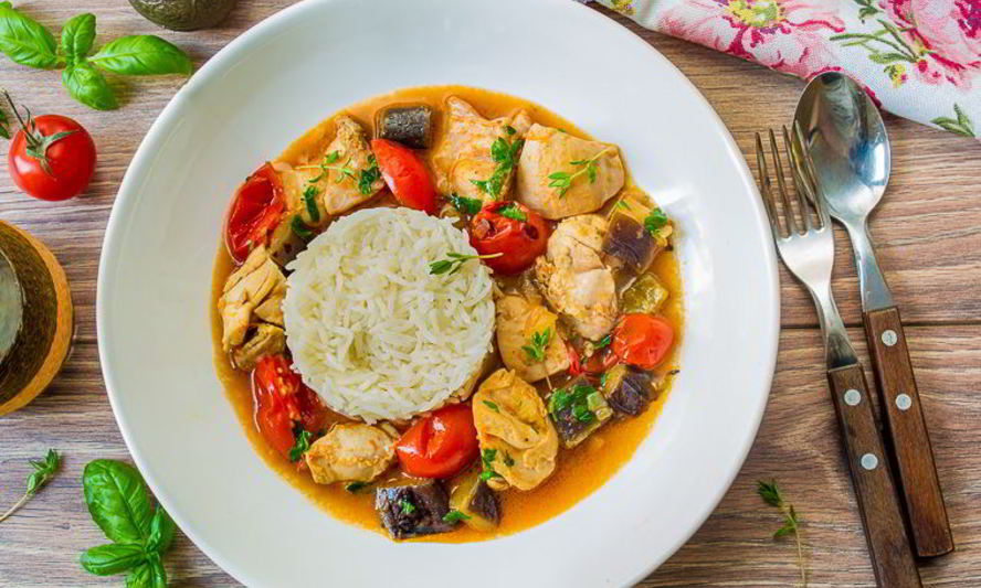 Рецепт курицы в овощном соусе с баклажанами