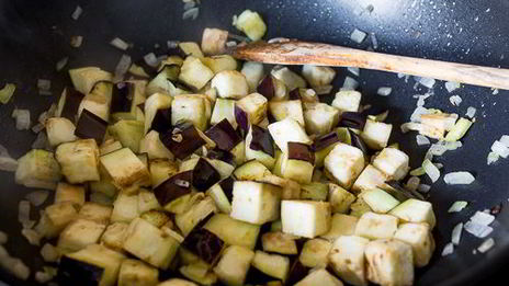 курица в овощном соусе с баклажанами