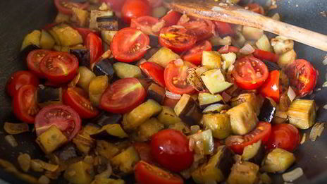 курица в овощном соусе с баклажанами