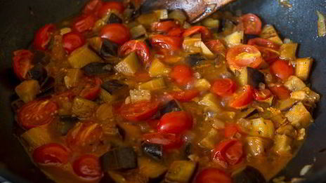 курица в овощном соусе с баклажанами