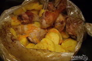 Курица в рукаве с картошкой
