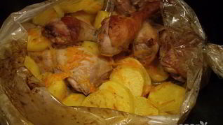 Курица в рукаве с картошкой