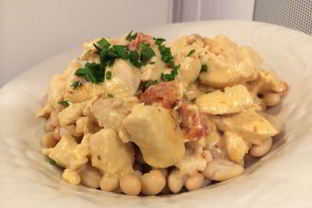 Курица в сливочном соусе с фасолью