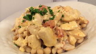 Курица в сливочном соусе с фасолью