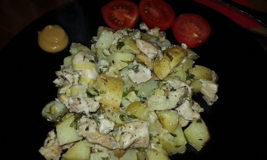 Рецепт курицы, запеченной с молодым картофелем, луком-пореем и сыром лабне