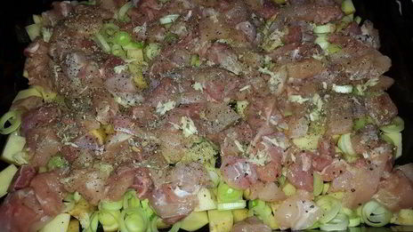 курица, запеченная с молодым картофелем, луком-пореем и сыром лабне