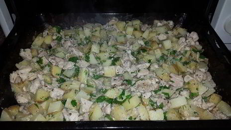 курица, запеченная с молодым картофелем, луком-пореем и сыром лабне