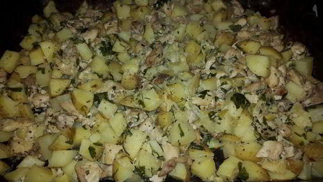 курица, запеченная с молодым картофелем, луком-пореем и сыром лабне