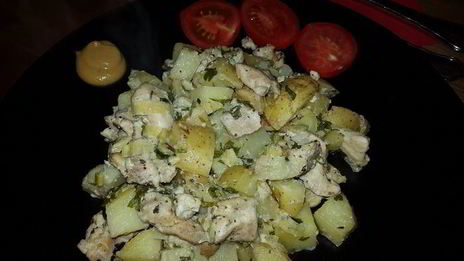 курица, запеченная с молодым картофелем, луком-пореем и сыром лабне