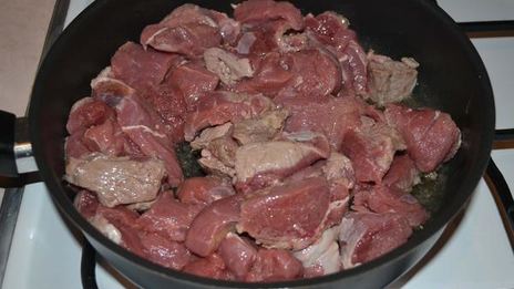 мясо с черносливом и изюмом