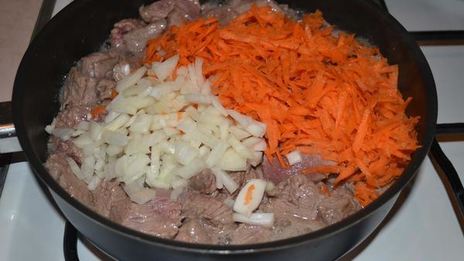 мясо с черносливом и изюмом