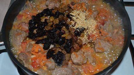 мясо с черносливом и изюмом