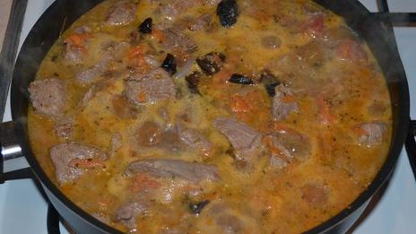 мясо с черносливом и изюмом