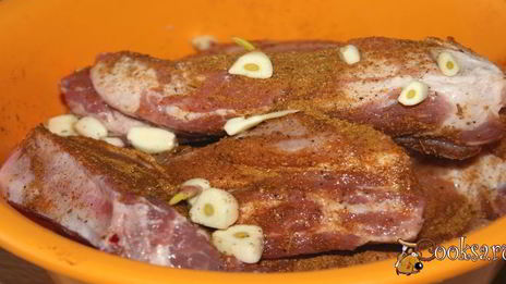 острые свиные ребрышки, запеченные в пакете