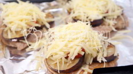 отбивные с баклажаном и сыром
