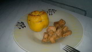 Печеные фаршированные перцы и свинина с испанскими пряностями