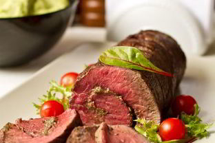 Ростбиф с песто из базилика и вяленых томатов