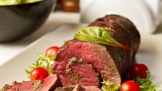 Ростбиф с песто из базилика и вяленых томатов