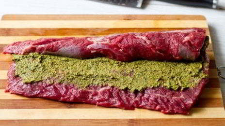 ростбиф с песто из базилика и вяленых томатов