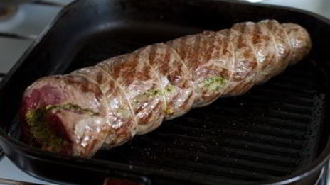 ростбиф с песто из базилика и вяленых томатов