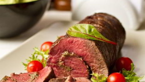 ростбиф с песто из базилика и вяленых томатов