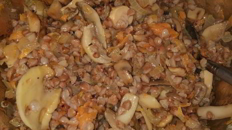 сазан, запеченный с гречкой, по-астрахански