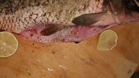 сазан, запеченный с гречкой, по-астрахански