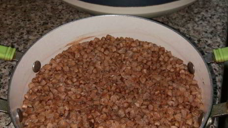 сазан, запеченный с гречкой, по-астрахански