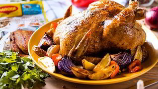 Сочный цыпленок табака с ароматными травами и специями восточной кухни и гарниром из овощей