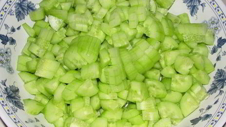 соте из куриной грудки на гриле, с огурчиками в остром соусе